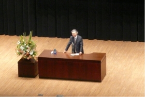写真：藤原正彦氏の講演