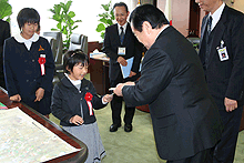 画像：大臣と名刺交換