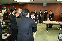画像：大臣からの表彰状授与に笑顔で応える