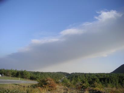 ９月１６日１６時３０分、関東平野に向かってたなびく噴煙の様子