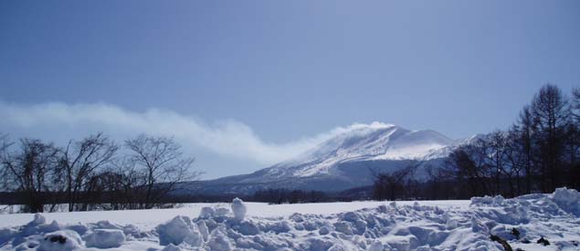 強い西風により噴煙がたなびいています（2005年2月9日、北西山麓から撮影）