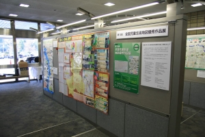 写真：国土交通本省ロビー作品展示風景１