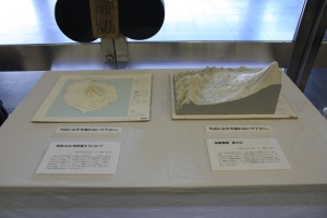 写真：国土交通本省ロビー作品展示風景３