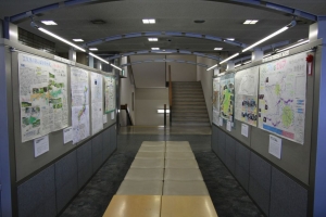 写真：国土交通本省ロビー作品展示風景４