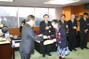 写真:賞状と盾を受け取る藤原さん