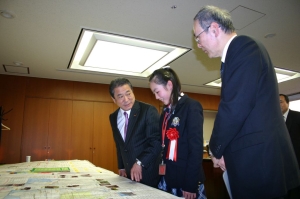 写真:三井国土交通副大臣に作品の説明をする藤原さん