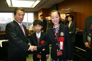 写真:三井国土交通副大臣と握手