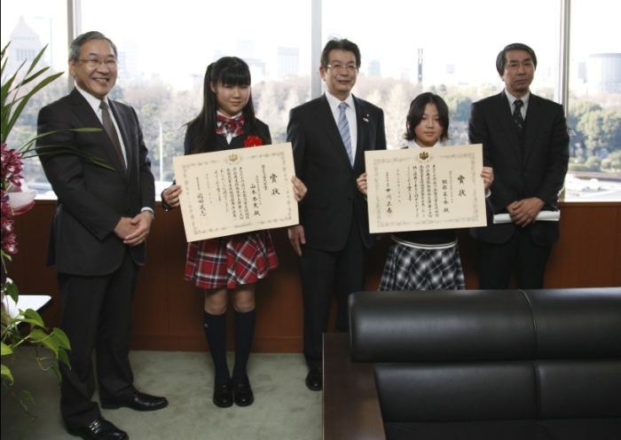 写真：左から岡本国土地理院長、山本さん、奥田国土交通副大臣、服部さん、木原全国児童生徒地図作品展連絡協議会長