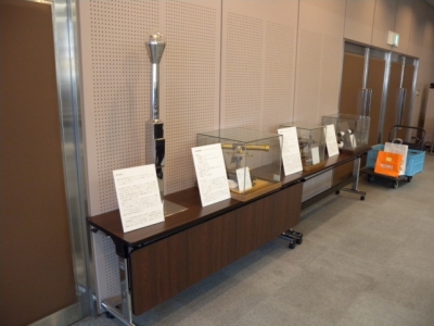 写真：会場内における測量機器の展示