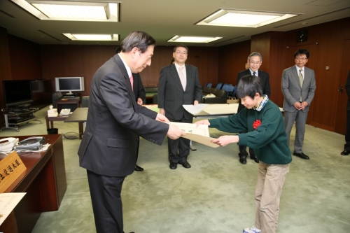 写真：表彰状を受け取る町田さん