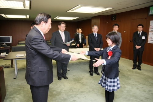 写真：表彰状を受け取る野田さん