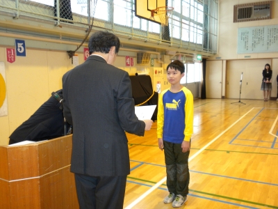 写真：賞状を受け取る柴田さん