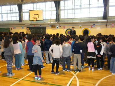 写真：全校集会の様子