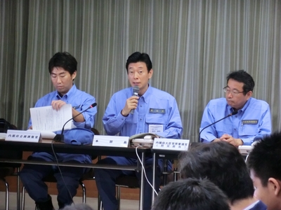 各省庁の対応に対し、指示を行う、本部長（内閣府西村副大臣）