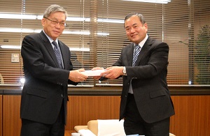 院長を表敬訪問する教授の写真