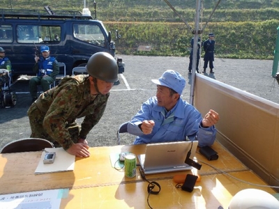 地理院地図に表示された訓練情報を示し、陸上自衛隊員に説明