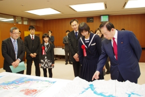 写真:太田国土交通大臣に作品の説明をする山口さん