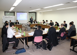 挨拶する小白井中部地方測量部長と会議参加者