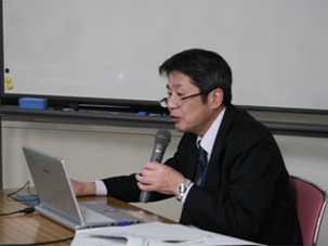 ｢防災地理空間情報の活用に向けて｣について説明する応用地理部登坂環境地理情報企画官