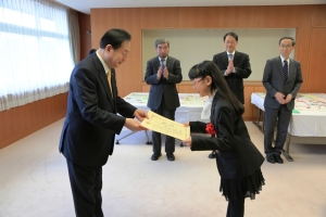 写真：表彰状を受け取る柴田さん