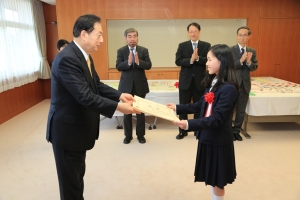 写真：表彰状を受け取る杉山さん