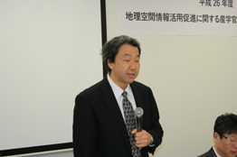 挨拶する中部地方測量部長