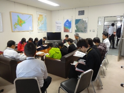 写真：大塚測量部長より説明を受ける生徒達