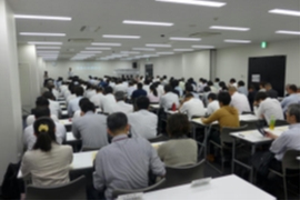 満員の会場