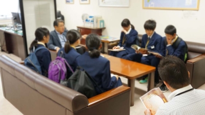 写真：大塚測量部長より説明を受ける生徒達