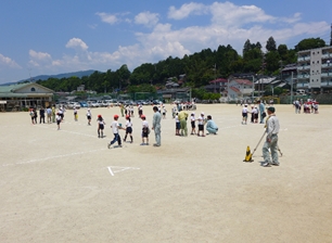 校庭で、測量体験