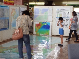 写真:ガリバーになって地図を見る