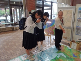 写真:立体的に見える地形に驚嘆