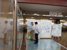 写真:思い出話で盛り上がる