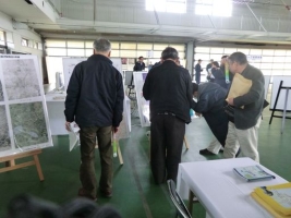 写真:展示した地図に見入る
