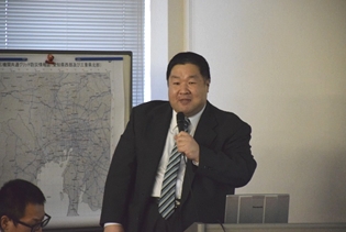 「無人航空機（UAV）の機動力を活かした情報収集とその効果」を説明する大野地図情報技術開発室長