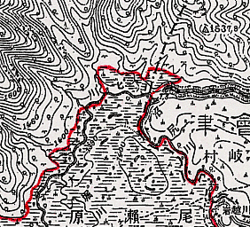 古い地図上で湿地記号の範囲を調べている図1