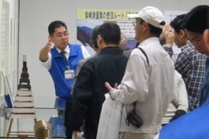 写真：熱心な質問に答える