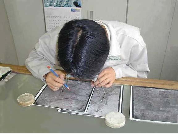 空中写真判読の様子