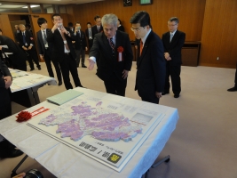 写真:石井国土交通大臣に作品の説明をする沖野さん