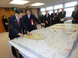 写真:石井国土交通大臣に作品の説明をする山口さん