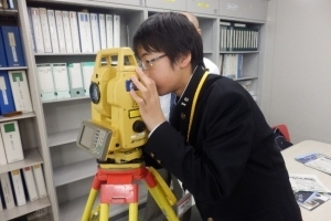写真：トータルステーションの操作体験
