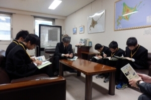 写真：乙井部長より説明を受ける生徒達