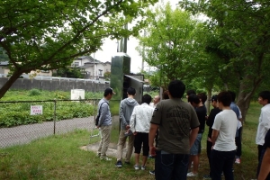 写真:電子基準点「柏崎2」ピラ内部の説明の様子
