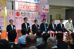 開会式のテープカット