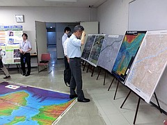 展示パネルを多くの人が見ています