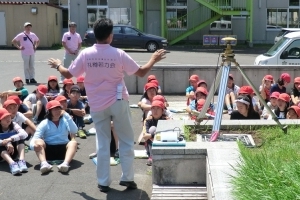 写真：ＧＮＳＳ測量の説明の様子