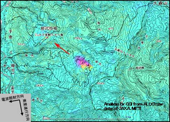 SAR干渉画像と地形図の重ね合わせ(干渉縞が出ている部分の傾斜が緩やかになっている)の図