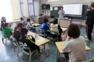写真：測量体験学習の事前説明の様子