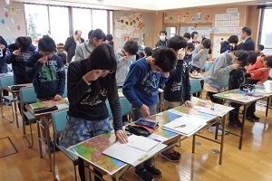 写真:赤青メガネで立体視に挑戦