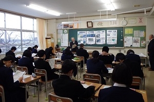写真:資料を使って地図作成の説明